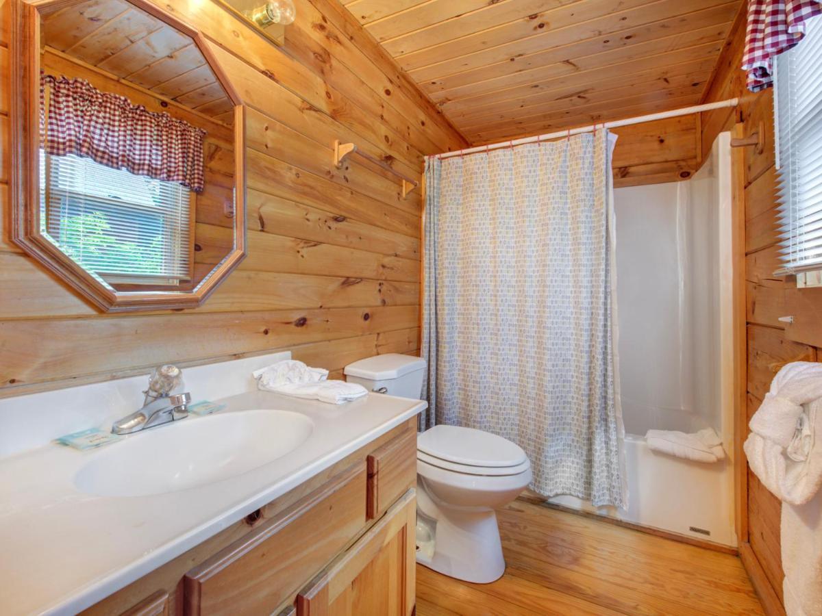 Bear Tracks, 2 Bedrooms, Hot Tub, Fireplace, Wifi, Jetted Tub, Sleeps 6 Gatlinburg Ngoại thất bức ảnh