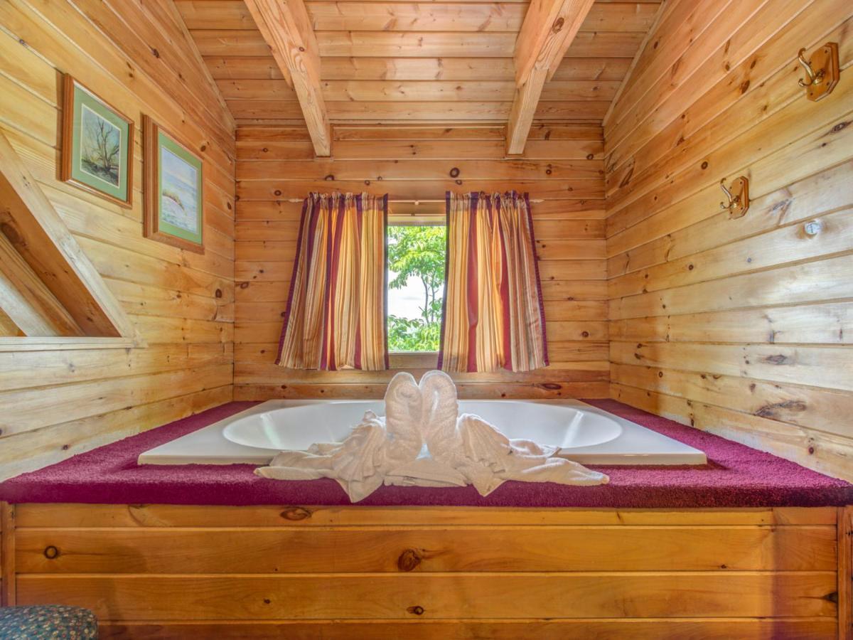 Bear Tracks, 2 Bedrooms, Hot Tub, Fireplace, Wifi, Jetted Tub, Sleeps 6 Gatlinburg Ngoại thất bức ảnh
